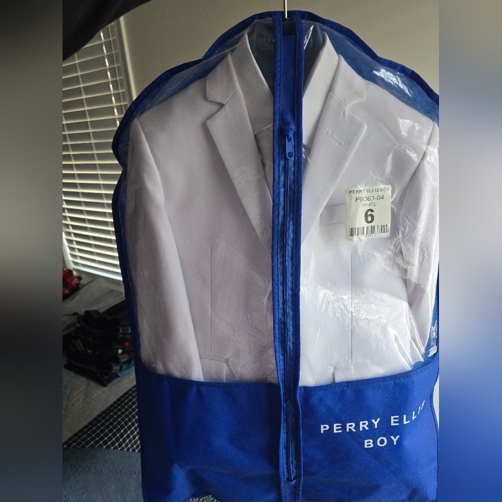 Perry Ellis boys communion suit, white suit, size 6. Excellent conditon!!